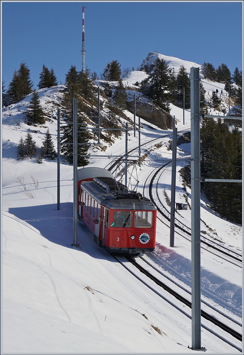 Der 1937 von SLM und BBC gebaute BDhe 2/4 N° 3 mit einem Vorstellwagen hat Rigi Staffel verlassen und wird in wenigen Miuten die Gipfstation Rigi Kulm erreichen.
24. Feb. 2018