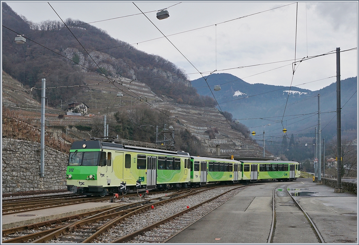 Der A-L BDeh 4/4 312 erreicht Wintersportbedingt mit zwei statt einme Bt die Spitzkehre Aigle Dépôt A-L, wo, nach dem Fahrtrichtungswechsel auch ein. Bzw. ausgestiegen werden kann.
7. Jan. 2018