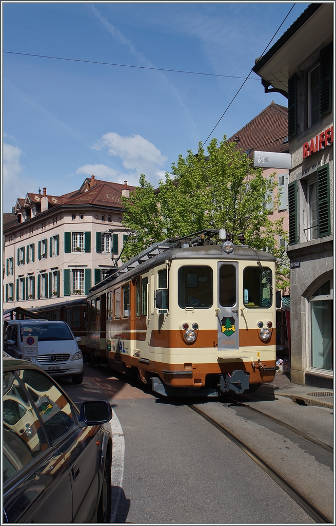 Der A-L Regionalzug 235 auf der Fahrt nach Leysin bei der hindernisreichen Fahrt durch die Altstadt von Aigle.
9. Mai 2015