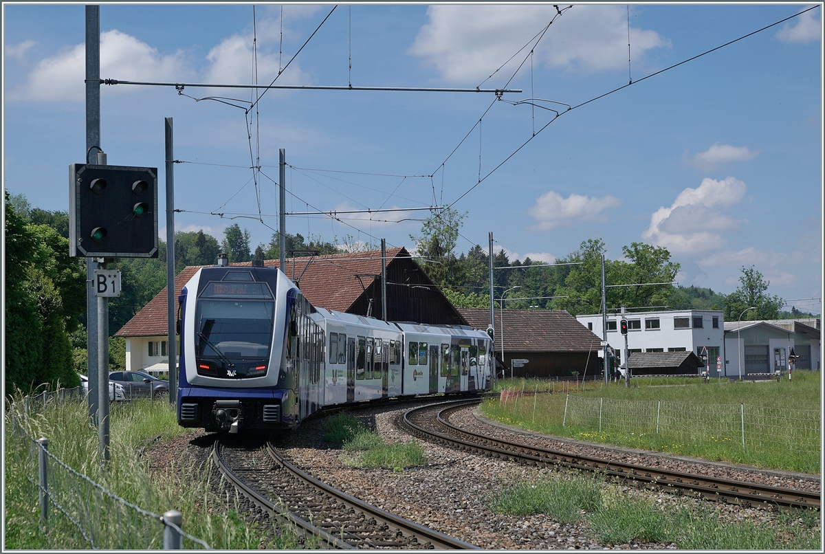Der AAR ABe 4/12 73  Saphir  verlässt Gontenschwil in Richtung Aarau. 

14. Mai 2022