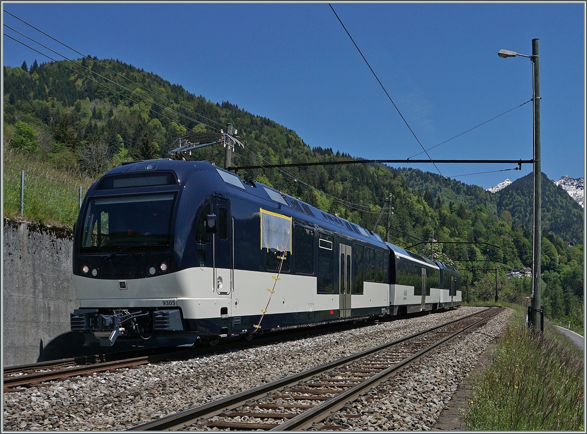 Der ABe 4/4 9303 und Be 9203 (Serie 9000)  Alpina  mit einem Mittelwagen unternehmen Testfahrten.
Sendy-Sollard, den 25. Mai 2016