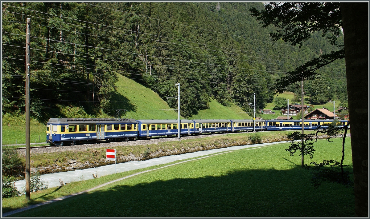 Der ABeh 4/4 307 mit seinem Zug 142 Lauterbrunnen - Interlaken kurz vor Sandweid.
7. Augsut 2015