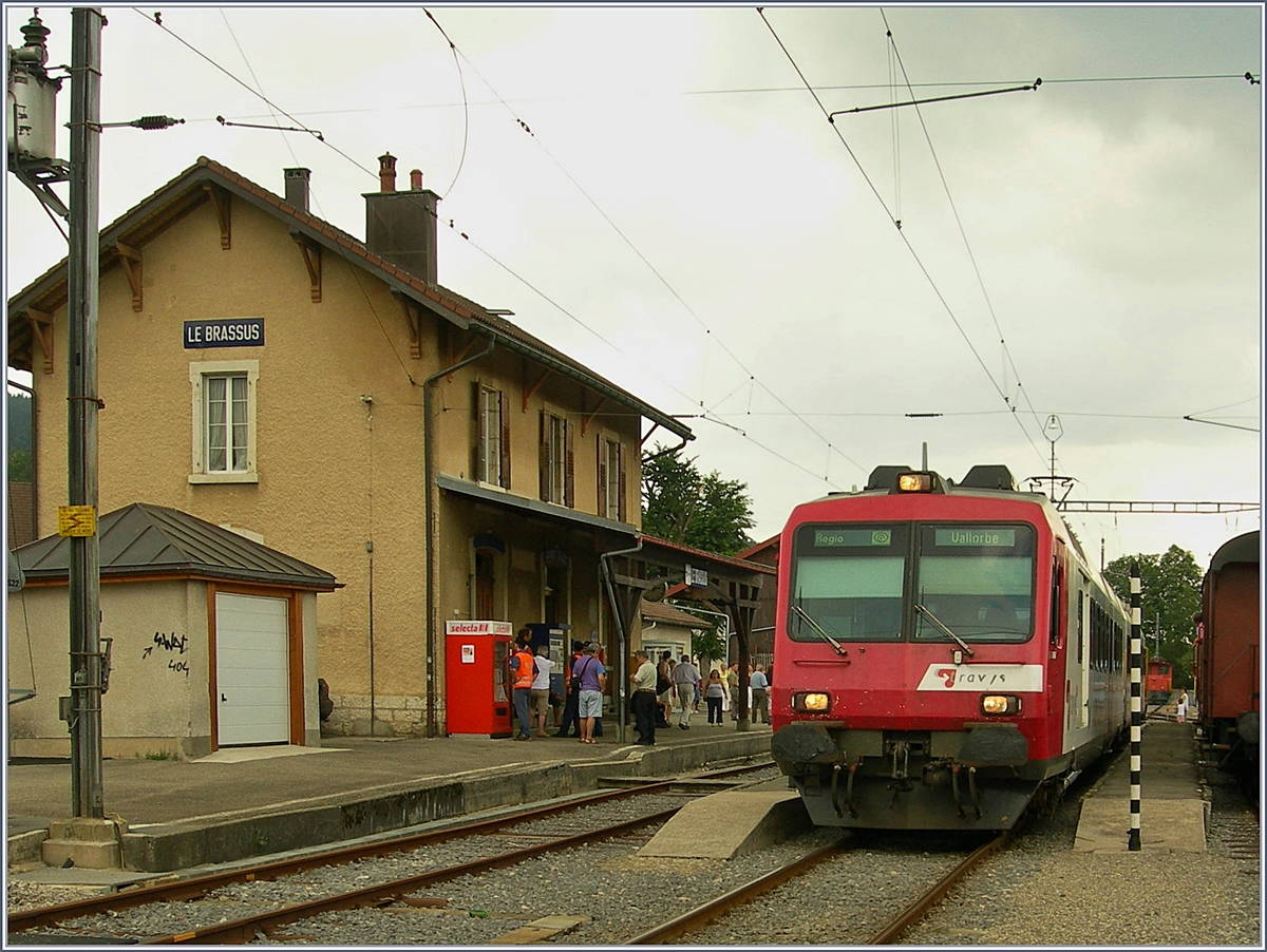 Der alte Bahnhof von Le Brassus mit einem TRAVYS (PBr)NPZ. Der neue Bahnhof wurde gut 500 Meter nördlicher gebaut und somit eine konnte eine Strassenübergang gespart werden.
23. Juli 2006 