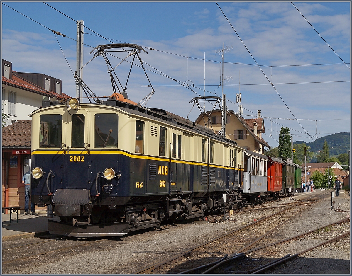 Der am Ende seiner Laufbahn bei der Blonay Chamby Bahn gelandete MOB FZe 6/6 2002 mit einem Reisezug nach Chaulin kurz vor der Abfahrt in Blonay. 

21. Mai 2018