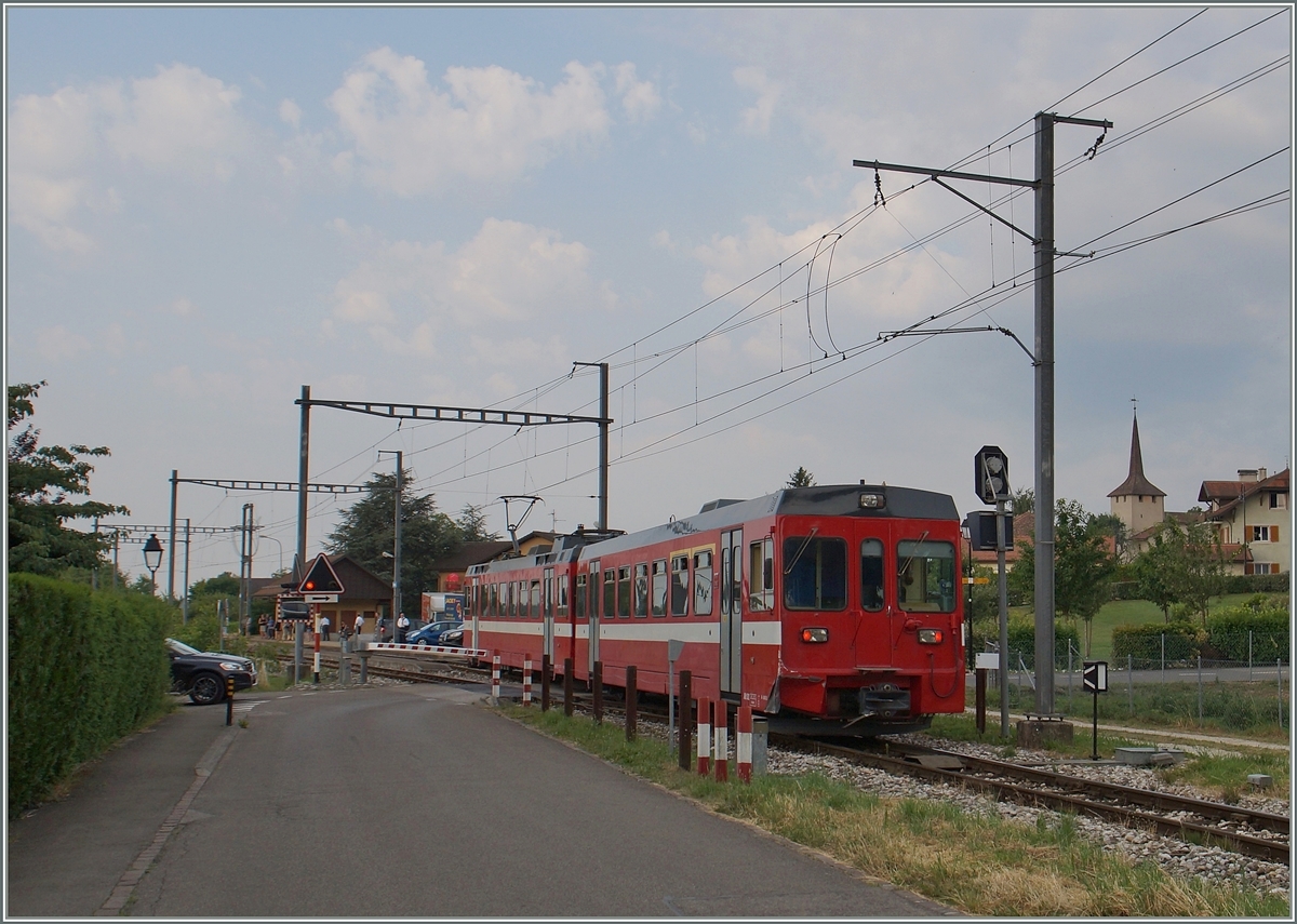 Der am Schluss des in Trélex einfahrenden NStCM Zuge laufende neu revidierte Steuerwagen ABt scheint bereits eine ungewollte Begegnung gehabt zu haben.

6. Juli 2015