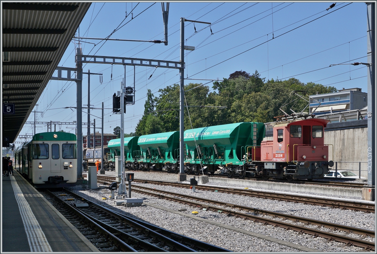 Der BAM MBC Te III 147 schiebt in Morges die normalspurigen Kieswagen auf die Rollbockanlage.

19. Juli 2021