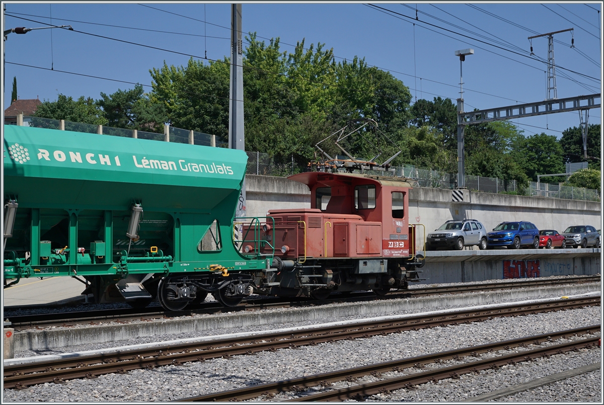 Der BAM MBC Te III 147 schiebt in Morges die normalspurigen Kieswagen auf die Rollbockanlage.

19. Juli 2021