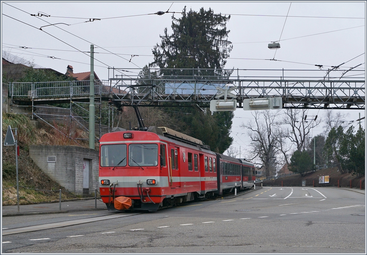 Der BDeh 4/4 11 ST.Gallen hat den Halt Riethüsli verlassen und färht nun etwas bergauf und dann auf der Zahnradstrecke die Ruckhalde bis zum Bahnhof von St.Gallen zu fahren. Künftig, ab Okt 2018 werden die Züge durch eine neue Streckenfühung in einem Tunnel verkehren.
17. März 2018