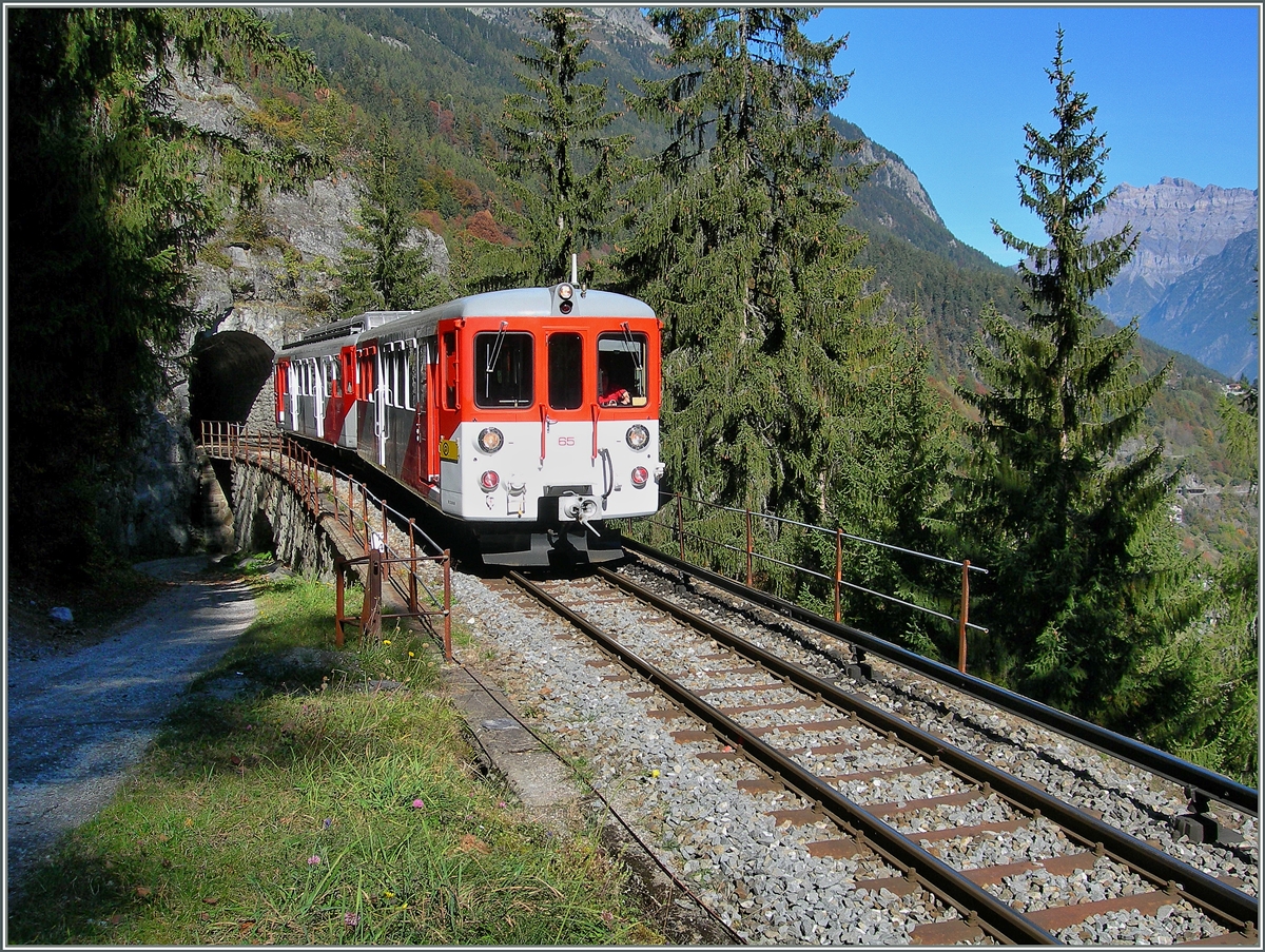 Der BDeh 4/4 N° 5 schiebt den BDt N° 65 bergwärts Richtung Le Châtelard. Das Bild entstand kurz nach Le Trétien, auf dem Stromschienenabschnitt.
14. Oktober 2007 