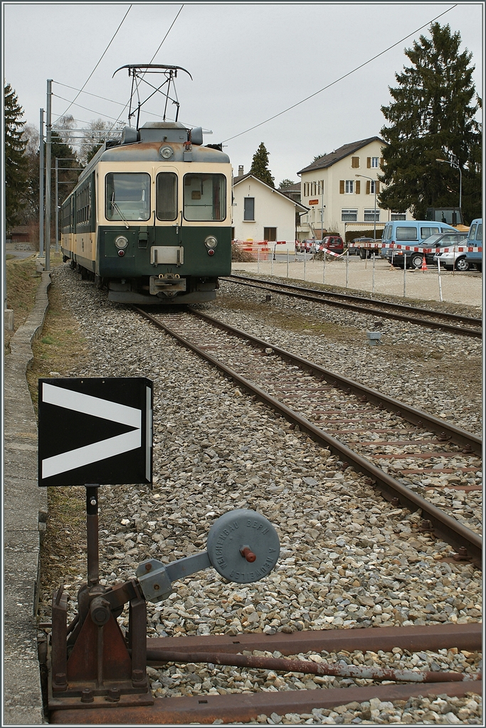 Der Be 4/4 N� 27 wartet auf Gleis zwei auf die Ankunft und R�ckfahrt des Regionalzugs um dann als Leerfahrt nach Echallens zu fahren.
2. M�rz 2010 