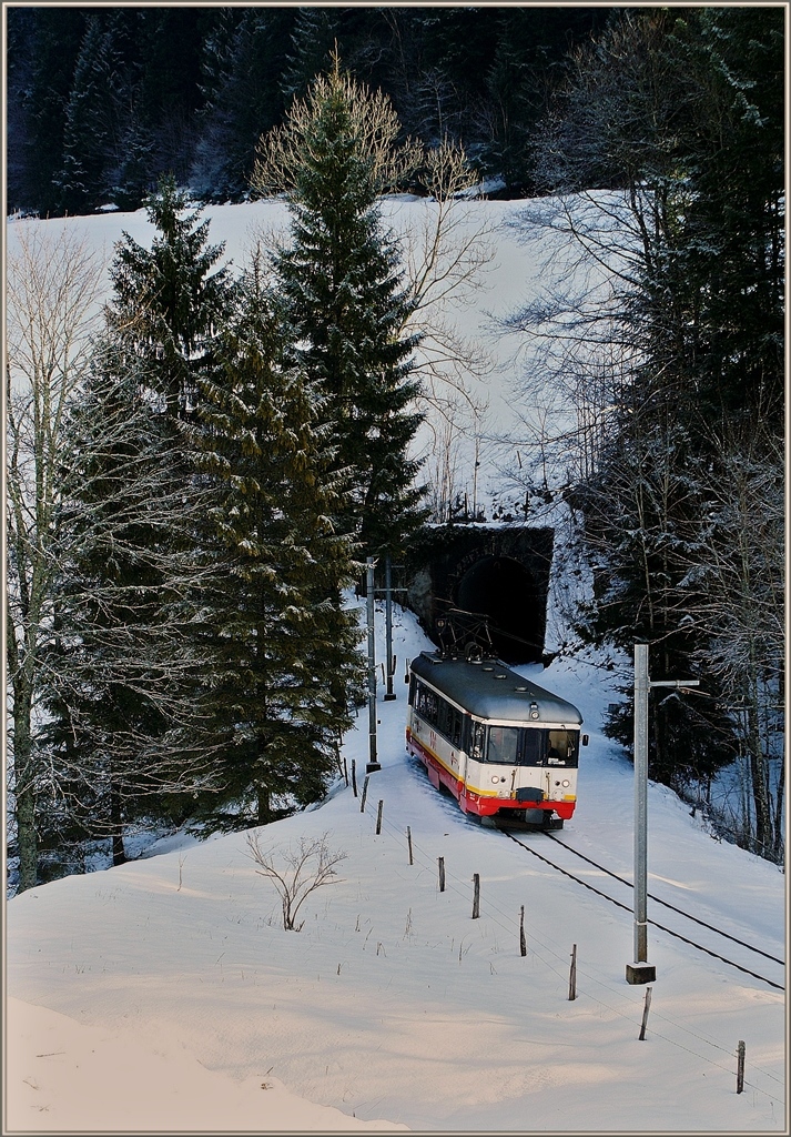 Der Be 4/4 N� 5 hat am 18. Januar 2010 als Regionalzug 20 den 721 m langen Petits Monts Tunnel verlassen und trifft in wenigen Augenblicken an der Haltestelle Les Fr�tes ein.