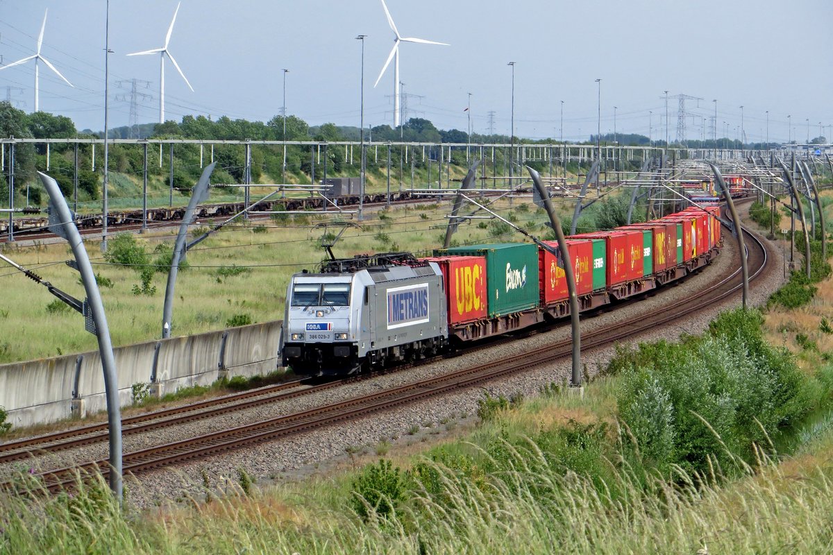 Der besserer Notschüss! Metrans 386 029 überrascht der Fotograf beinahe bei Valburg am 3 Juni 2020.