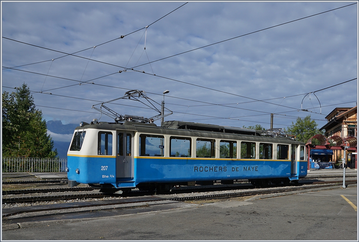 Der Bhe 2/4 207 auf dem Weg zum Depot von Glion, wo er für die Parade aufgestellt wird.
16. Sept. 2017