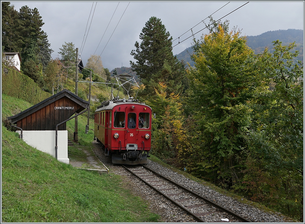 Der Blonay-Chamby Bernina Bahn ABe 4/4 I N° 35 erreicht auf seiner Fahrt nach Blonay die Haltestelle Chantemerle.

18. Okt. 2020