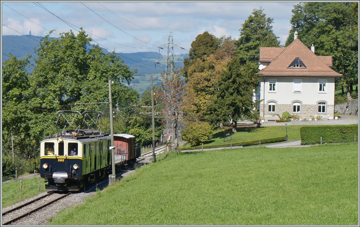 Der Blonay-Chamby MOB DZe 6/6 2002 mit einem kurzen Güterzug bei Chaulin.

13 Sept. 2014