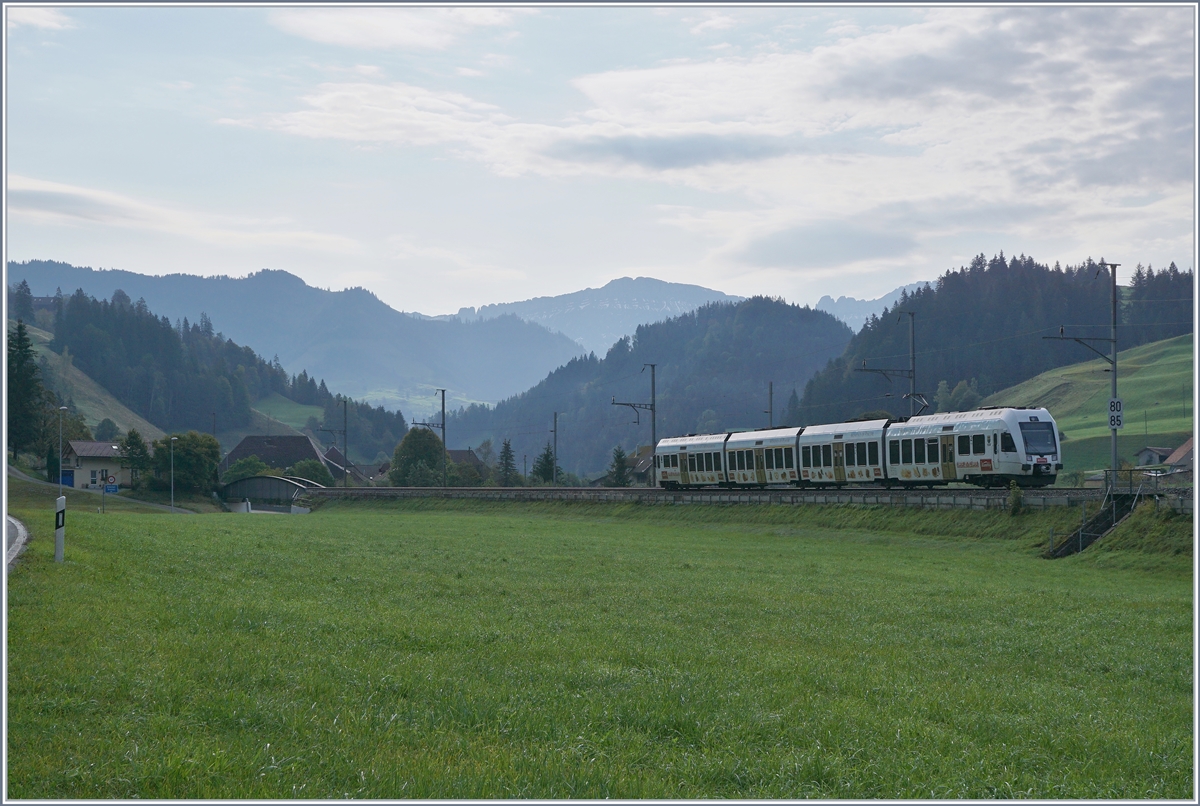 Der BLS  Kambly  RABe 535 (Lötschberger) hat das Emmental verlassen und fährt nun durchs Entlebuch in Richtung Luzern. 

1. Okt. 2020