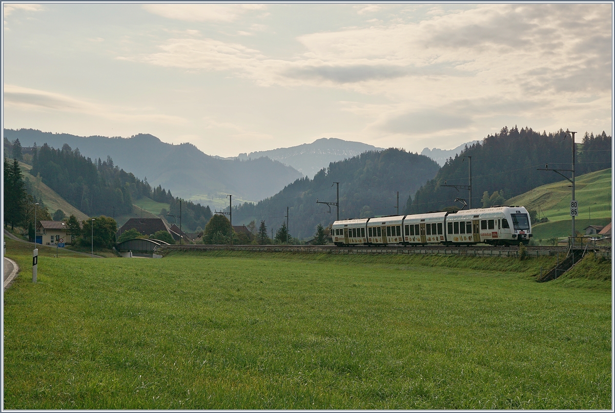Der BLS  Kambly  RABe 535  Lötschberger auf der Fahrt von Bern nach Luzern in der Nähe von Trubschachen. 

1. Okt. 2020