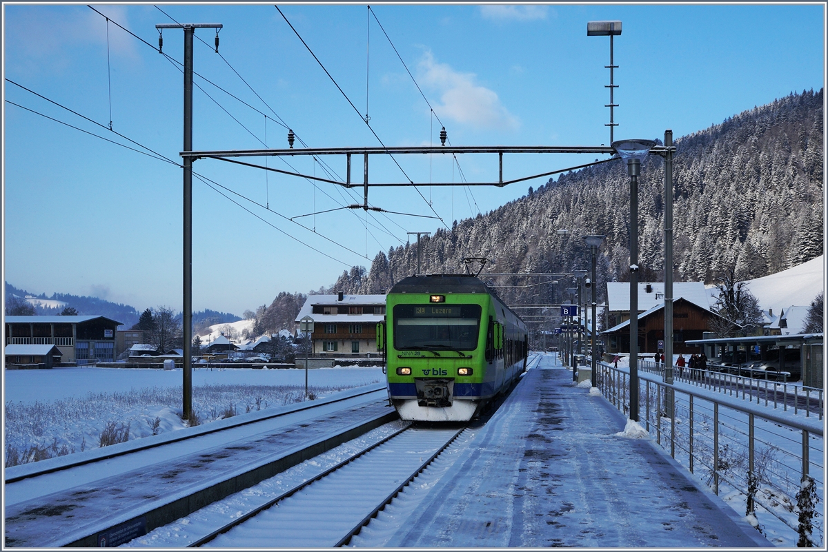 Der BLS RABe 525 029 (NINA), unterwegs als RE 4365 von Bern nach Luzern wartet in Trubschachen auf den Gegenzug.
6. Jan. 2017