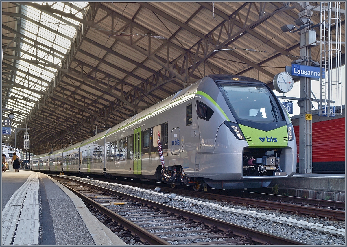 Der BLS RABe 528 102-7 (UIC 94 85 7 528 102-7 CH-BLS) auf einer Testfahrt in Lausanne. 

6. August 2020