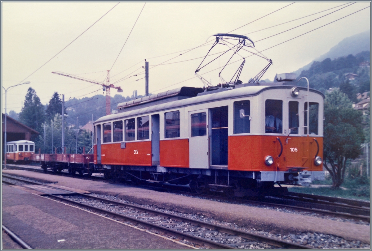 Der CEV BDe 4/4 105 mit einem Dienstzug in Blonay. 
Der Triebwagen steht zur Zeit in Les Cases und sollte bei sich bietender Gelegenheit von der Blonay-Chamby Bahn aufgearbeitet werden. 

August 1985
