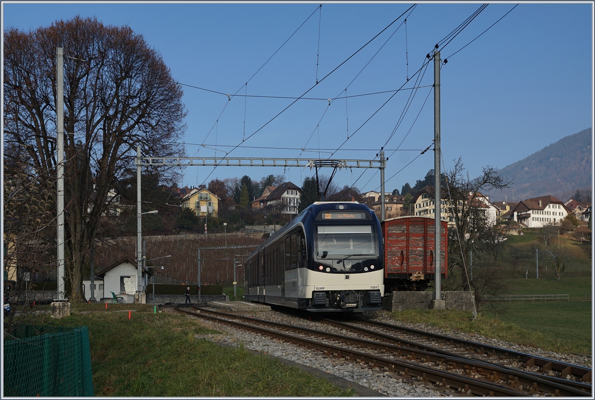 Der CEV MVR ABeh 2/6 7501, damals nach ganz neu erreicht auf seiner Fahrt nach Les Pléiades den Bahnhov von St-Légier Gare. 
In der Zwischenzeit ist der Bahnhof von St-Légier Gare umgebaut worden.

15. Dez. 2016