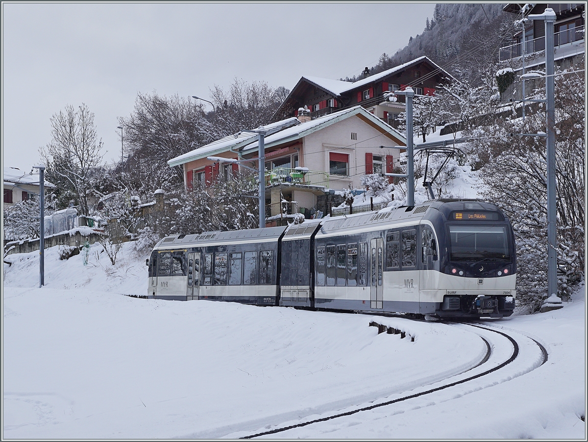 Der CEV MVR ABeh 2/6 7506 hat den Bahnhof von Blonay verlassen und fährt nun in Richtung Les Pleiades.

25. Jan. 2021