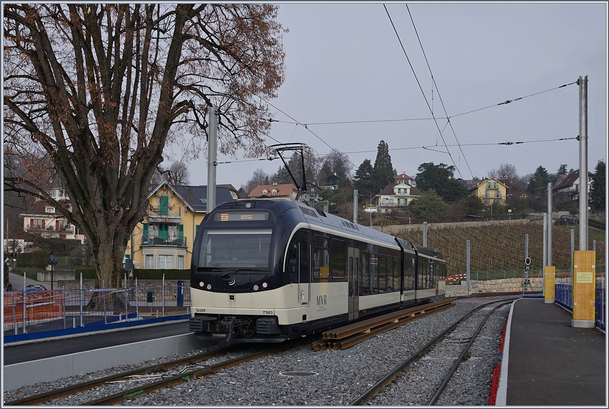 Der CEV MVR SURF GTW ABeh 2/6 7503  Blonay-Chamab  nach Blonay beim Halt im vollständig neu gestalteten Bahnhof St-Légier Gare.
28. Dez. 2018