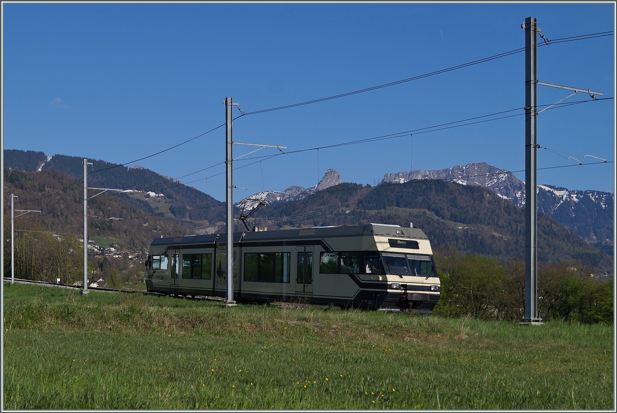 Der CEV/MVR GTW Be 2/6  VEVEY  in Ursprungsfarbgebung auf der Fahrt nach Blonay kurz nach der Haltestelle Château d'Haute Ville.
9. April 2014