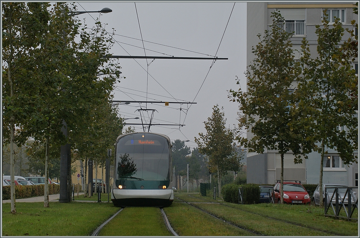 Der charakteristische Kopf eines Strasbourger Tram, hier bei der Fahrt in einem Aussenquartier.

29. Okt. 2011