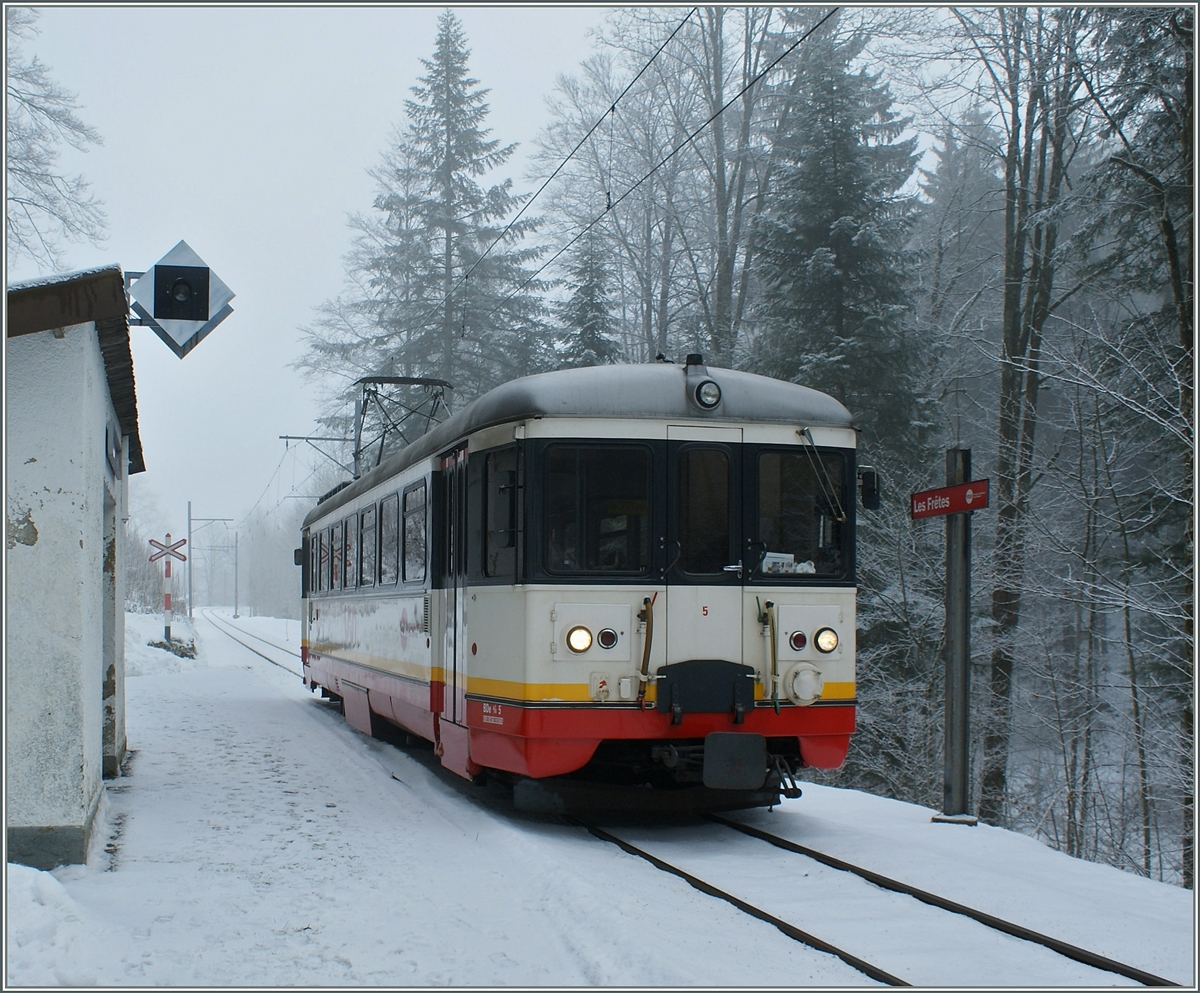 Der cmn BDe 4/4 N°5 auf der Fahrt von Le Locle nach Les Brenets beim Halt in Les Frêtes.
18. Jan. 2010