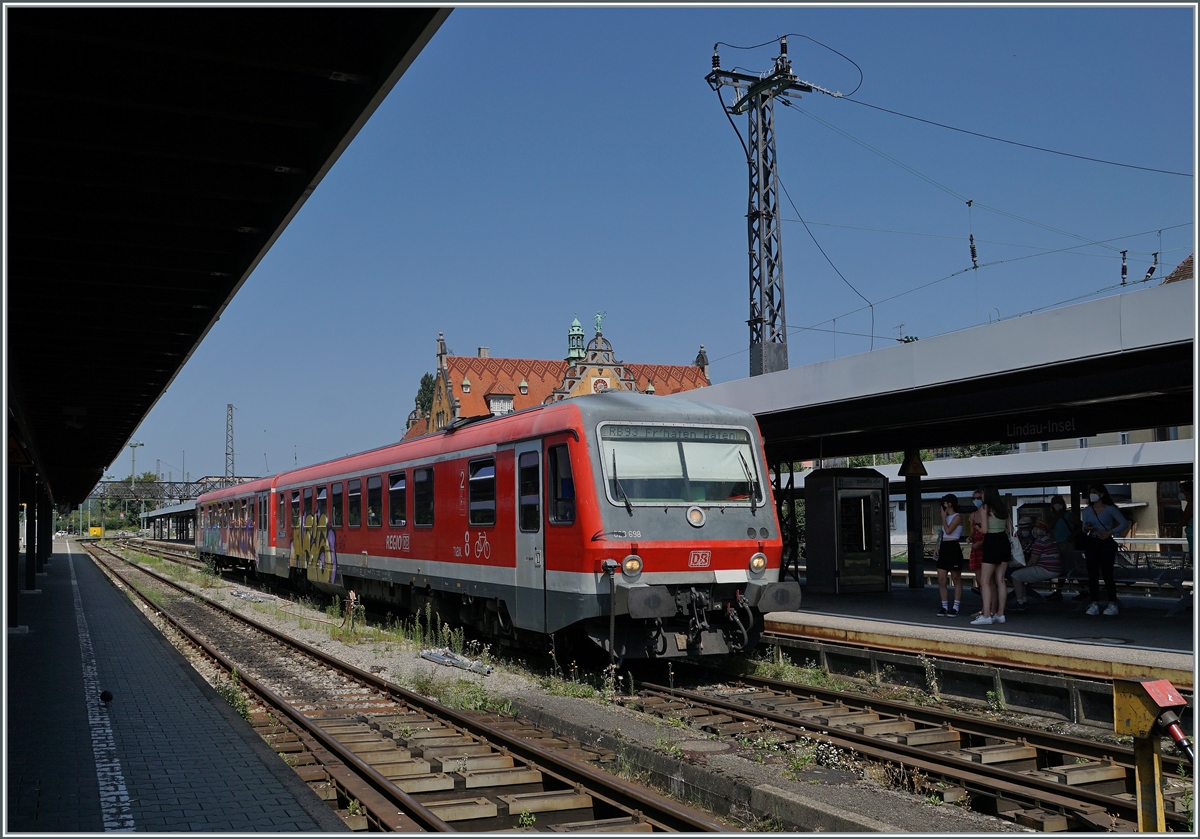Der DB 628 698 erreicht als RE 93 von Friederichshafen den Bahnhof Lindau Insel.

14. August 2021