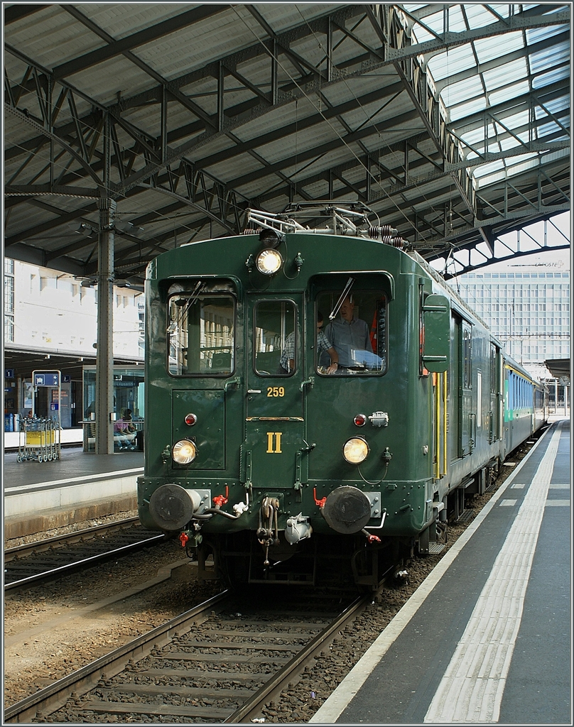 Der De 2/4 259 der VHB auf einer Extrazug-Fahrt in Lausanne.
5. Sept. 2009
