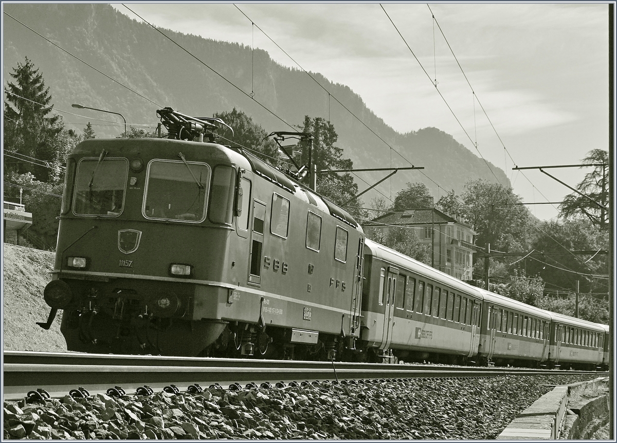 Der  Dispopendel  auf der Fahrt Richtung Wallis mit den Re 4/4 II 11193 (vorne) und Re 4/4 II 11157 (hinten) bei Kilometer 28.1 kurz vor Villeneuve.

11. Okt. 2019