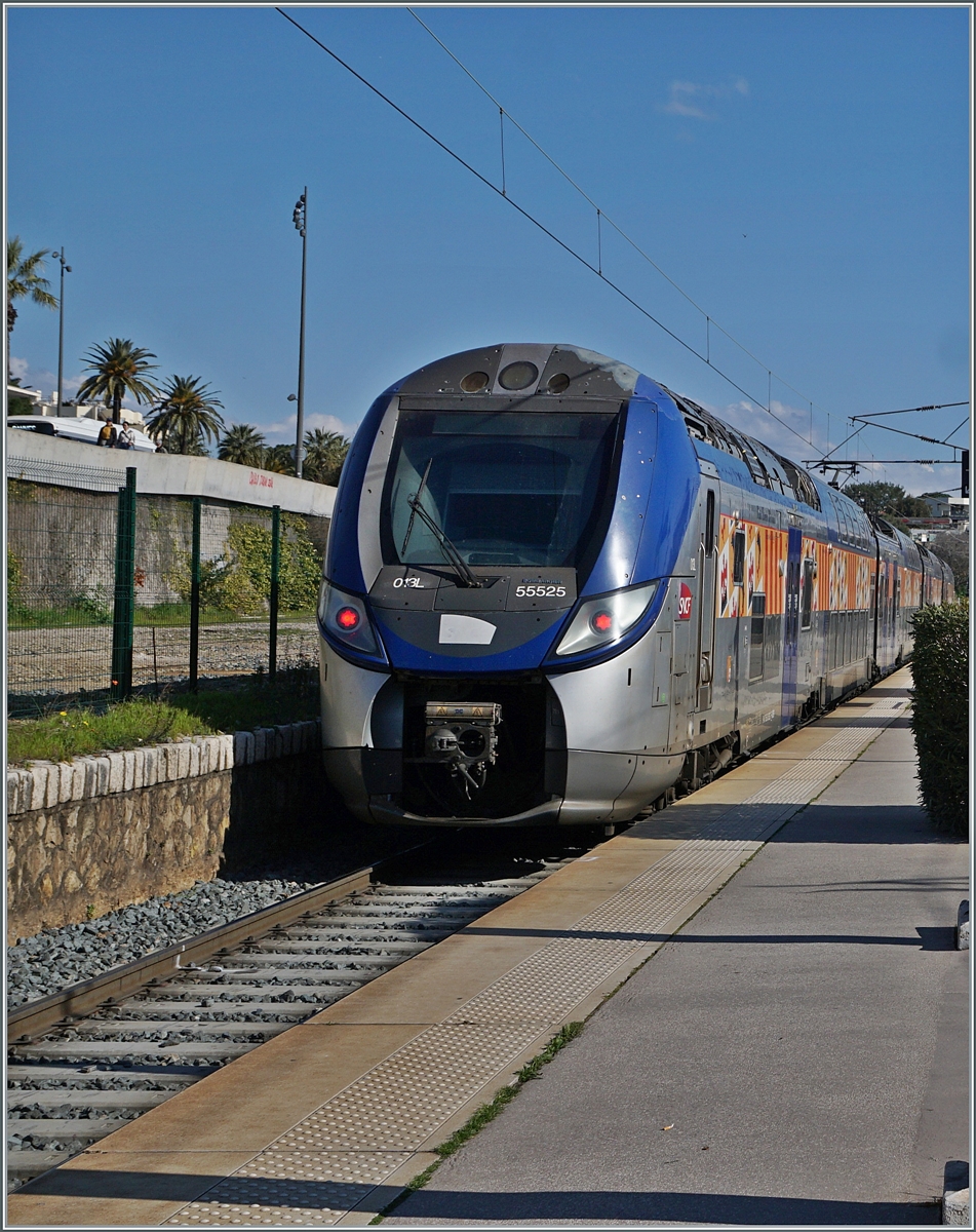 Der Elektro-Triebzug 55525 konnte bei der Abfahrt in Anitbes fotografiert werden. 

27. März 2025