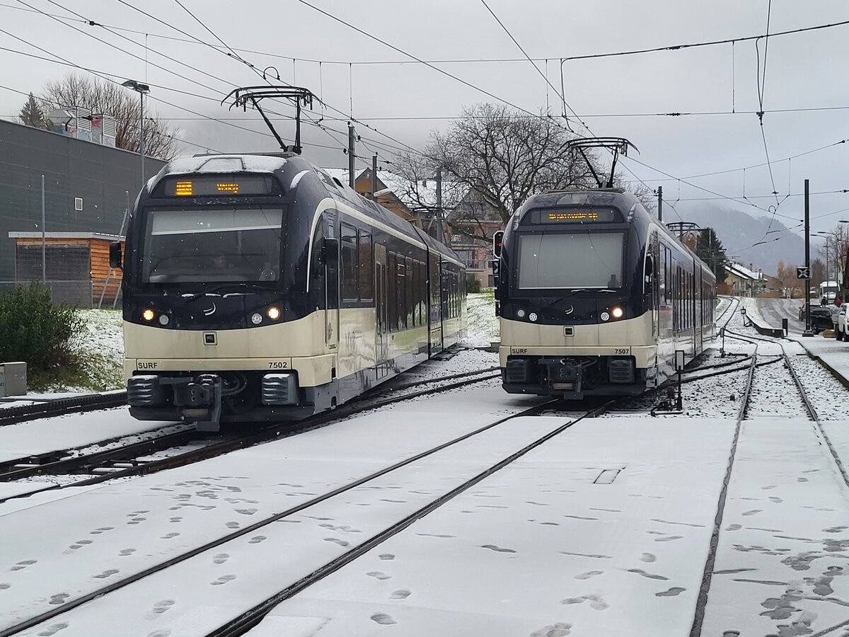 Der erste Schnee! Der CEV MVR ABeh 7502  Blonay  ist auf der Fahrt von Les Pliades nach Vevey und erreicht Blonay. 
20.Nov. 2025