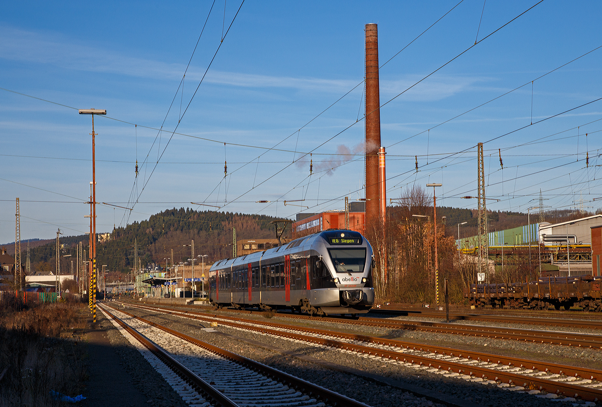 Der ET 23 2107 (94 80 0427 106-0 D-ABRN / 94 80 0827 106-6 D-ABRN / 94 80 0427 606-9 D-ABRN), ex ET 23007, ein 3-teiliger Stadler FLIRT der Abellio Rail NRW GmbH fährt am 09.01.2016, als RE 16  Ruhr-Sieg-Express  (Essen - Hagen - Siegen), durch Siegen-Geisweid in Richtung (Sieg).

Nach der Insolvenz enden am 31. Januar 2022 hier die Verkehrsleitungen der Abellio Rail NRW, ab dem 01. Februar fahren dann die Züge der RE 16 und RB 91 auf dem Ruhr-Sieg-Netz unter der Flagge der DB Regio.

