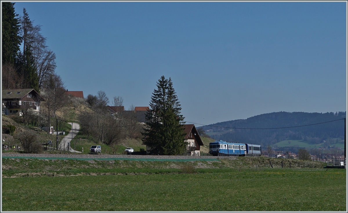 Der (ex) SNCF X ABD 2816 ist im Rahmen einer Ostersonderfahrt beim den kleinen Weiler Pont de la Roche unterwegs. Der Dieseltriebwagen gehört der  Assosiation l'autrail X2800 du Haut Doubs .
16. April 2022