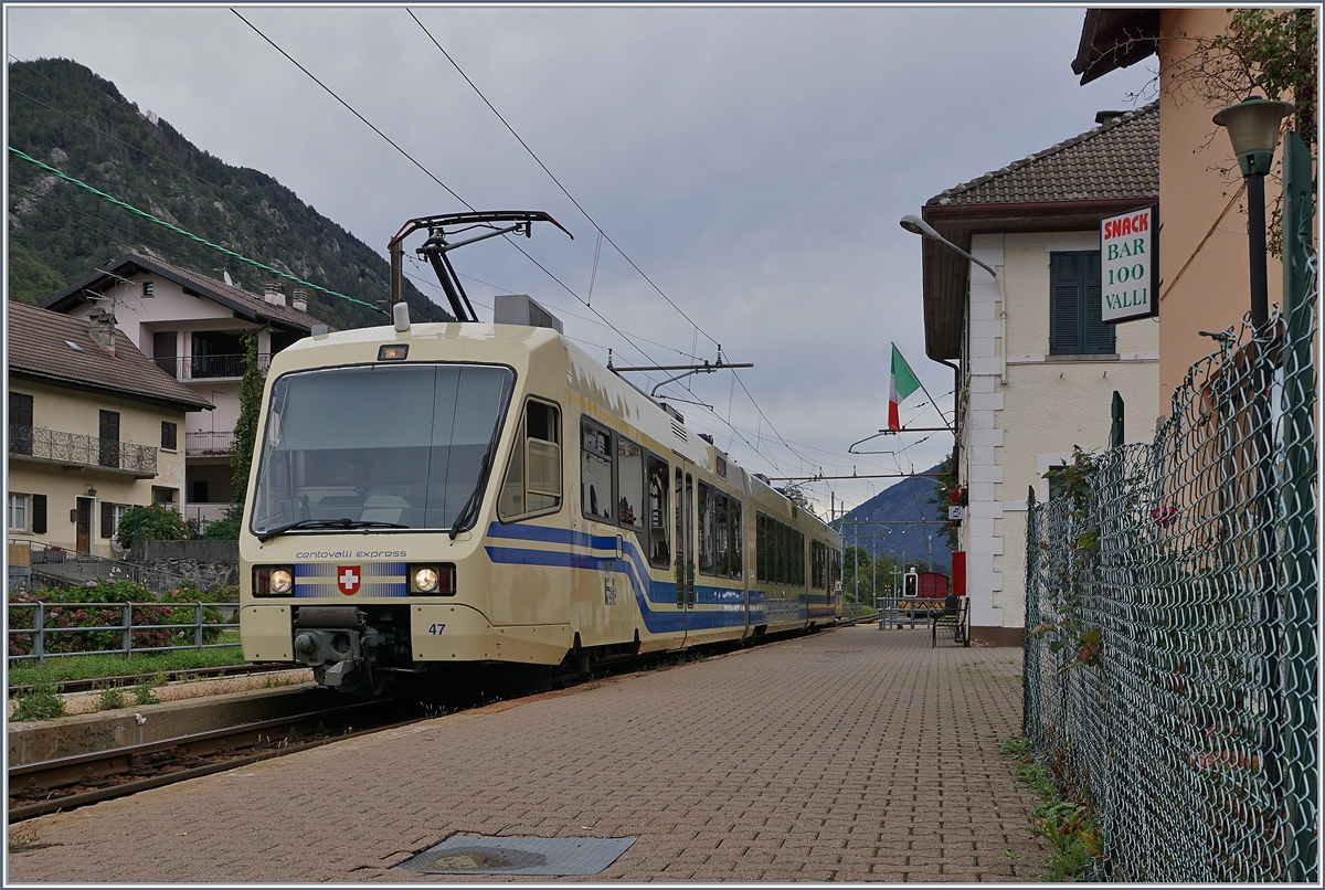 Der FART Centovalli Express von Locarno nach Domodossola beim Halt in Malesco. 

24. Sep.t 2019