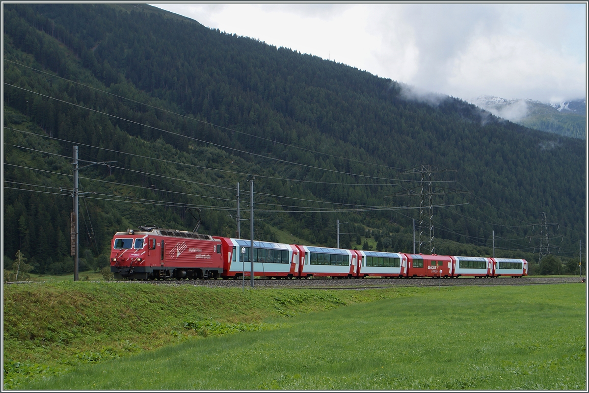 Der Glacier-Express Zermatt - St.Moritz erreicht in K�rze Oberalp. 
16. Augst 2014