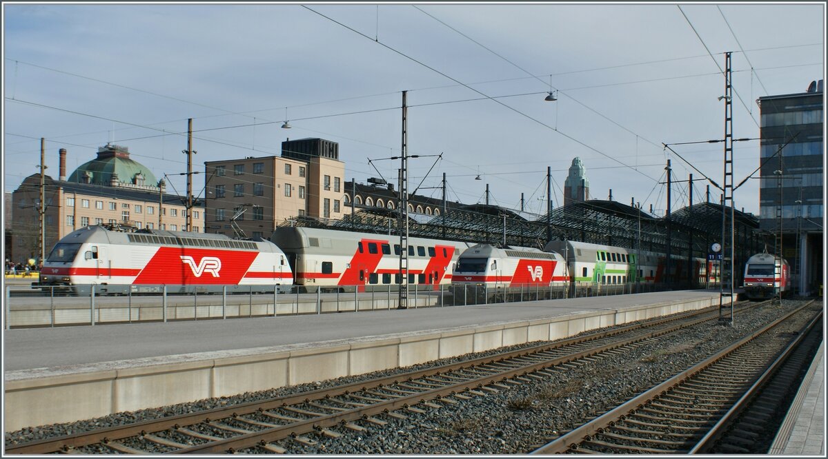 Der Hauptbahnhof von Helsinik / Helsingin päärautatieasema  ist von der Bauform her ein Kopfbahnhof. Auf diesem Bild zeigen sich gleich drei VR Sr2 Lokomotiven. 

29. April 2012