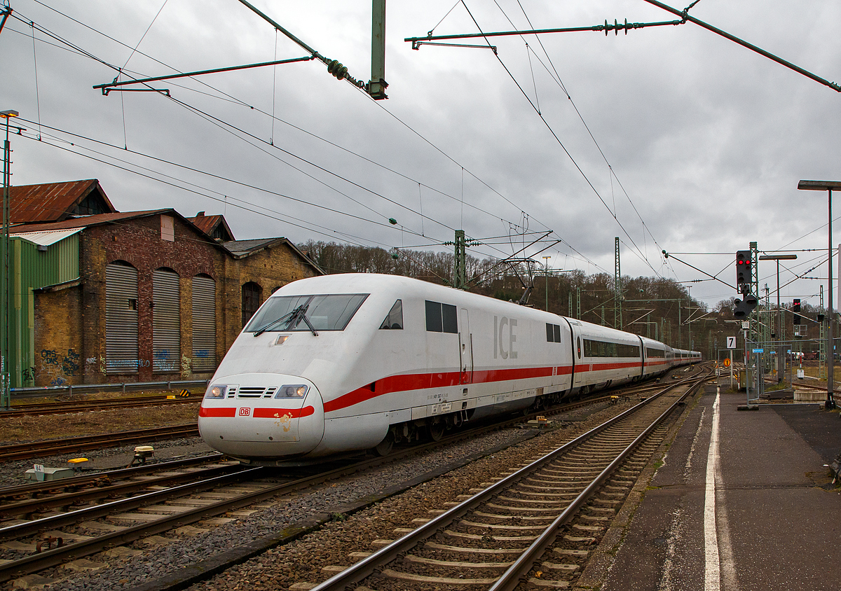 Der ICE 1 – Tz 187 „Mühldorf a. Inn“ fährt am 22.02.2022 in den Bahnhof Betzdorf (Sieg) ein. Schön wäre es, aber es war schon etwas anders:
Oft Alltag, auf der Siegstrecke was ganz Besonderes, so war ich angenehm Überrascht....
Der ICE 1 – Tz 187 „Mühldorf a. Inn“ (ex „Fulda“), geführt von dem Triebkopf 401 587-1 (93 80 5401 587- 1 D-DB) und am Zugschluss 401 087-2 (93 80 5401 087-2 D-DB), fährt am 22.02.2022 vermutlich auf Überführungsfahrt durch den Bahnhof Betzdorf (Sieg) in Richtung Siegen. Der Zug hatte vor Bahnhof zuvor kurz Hp 0, daher war die Geschwindigkeit hier gemächlich. Auffällig ist auch das der ICI 1 typische Buckel fehlt, so ist in diesen Zug kein Speisewagen (Bordrestaurant) eingereiht.  

Nochmals einen lieben Gruß an das Triebfahrzeugführer Personal.

Der Triebzug entgleiste am 29. November 2017 als ICE 75 (Hamburg-Altona - Frankfurt(Main) – Basel - Zürich – Chur) zwischen Basel Badischer Bahnhof und Basel SBB mit Speisewagen und Servicewagen. Seit Oktober 2021 befindet sich der Zug mit den Wagen 1–6, 9, 11 und 12 wieder im Planbetrieb. Es fehlt somit das Bordrestaurant. Außerdem ist der Wagen 6 nun ein deklassierter  1.Klasse Wagen. Der Zug hat auch seit 2021 ETCS Baseline 3.4.0, besitzt aber nicht mehr die Zulassung für die Schweiz und somit nur für Deutschland.
