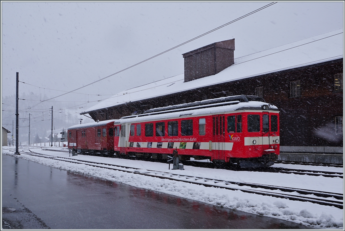 Der MIB BDe 4/4 11 und ein Zentralbahn Dienstwagen (ex Gepäckwagen) stehen in Innertkichen. 

16. März 2021 