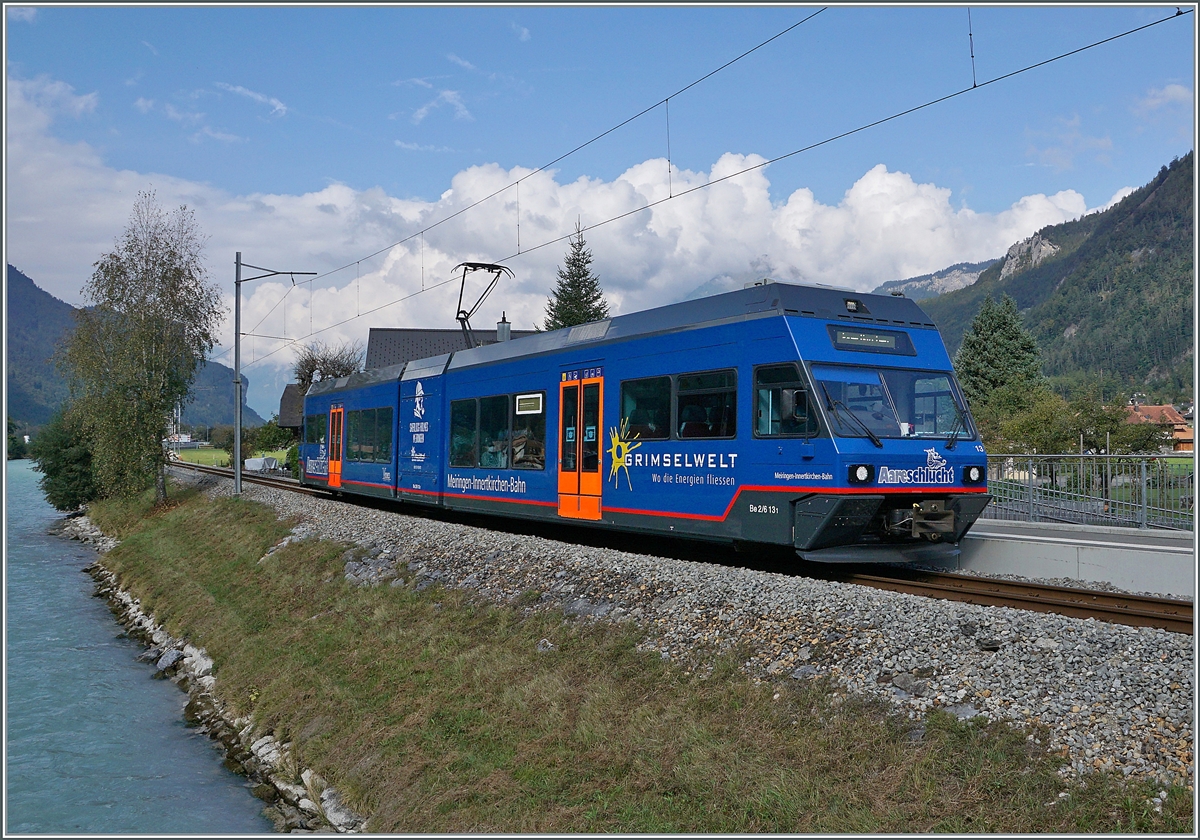 Der MIB Be 2/6 13 auf der Fahrt nach Innertkirchen beim Halt in Aareschlucht West.

22. Sept. 2020