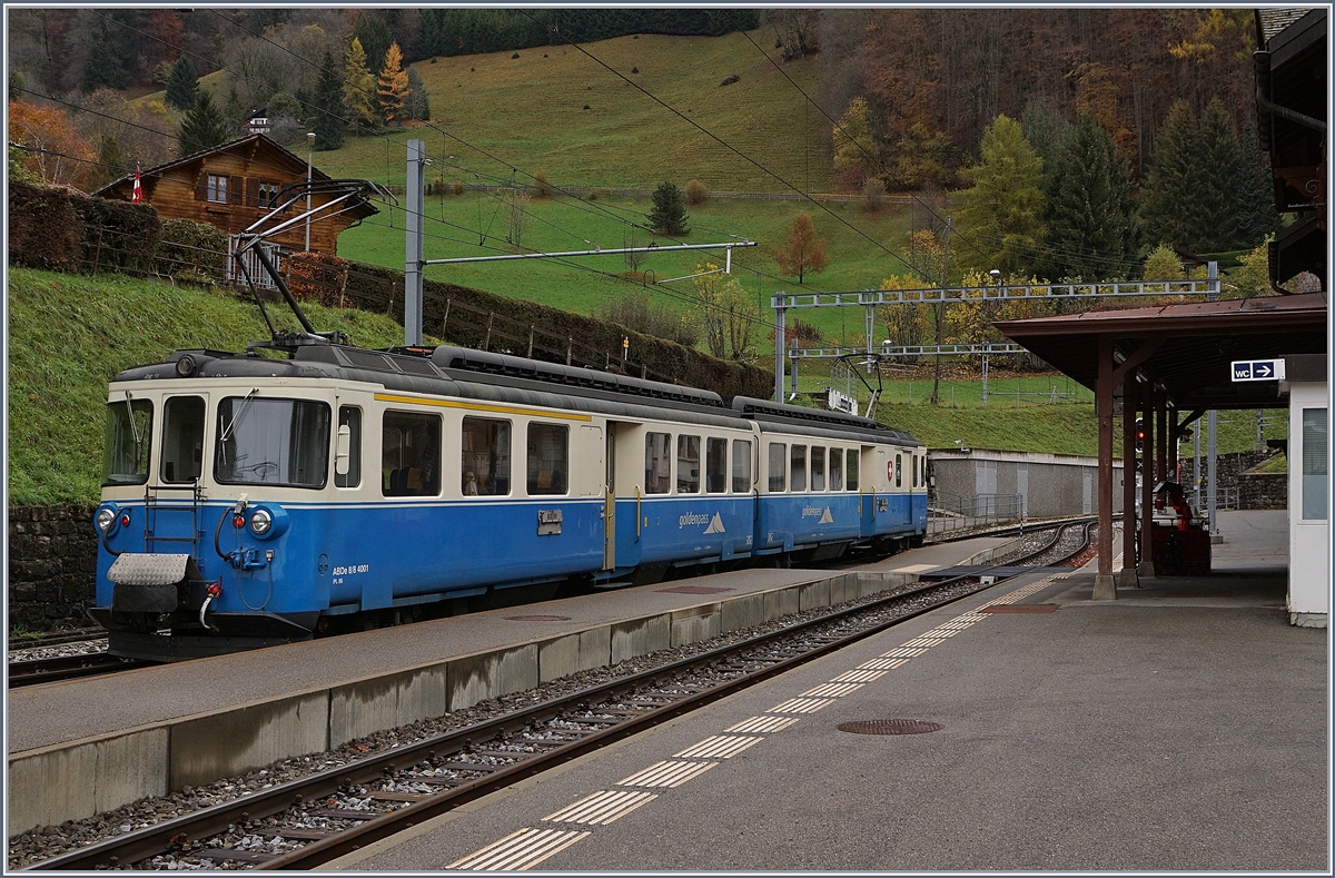 Der MOB ABDe 8/8 4001 SUISSE auf einer Sonderfahrt von Montreux Richtung Berner Oberland in Les Avants. 11. Nov. 2017