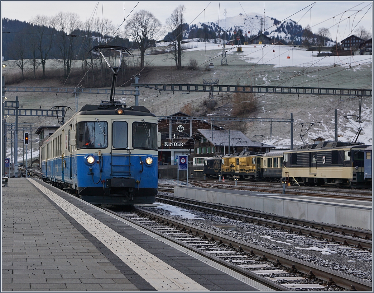 Der MOB ABDe 8/8 4002 von der Lenk kommend, erreicht Zweisimmen. Rechts im Bild die drei hier durch den Streckenunterburch Gstaad - Château d'Oex festsitzenden MOB Züge.
10. Jan. 2018