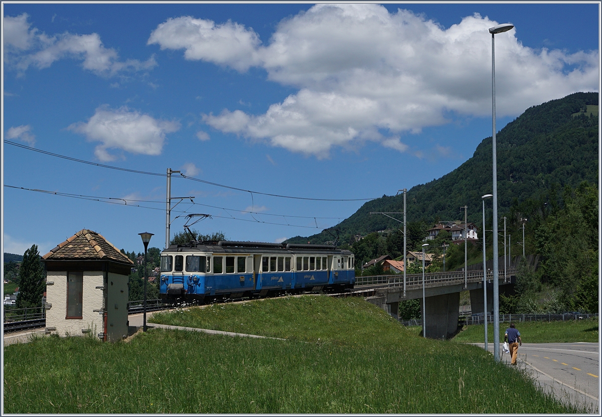 Der MOB ABDe 8/8 4004  Fribourg  als Regionalzug in Châtelard VD.
30. Juni 2017