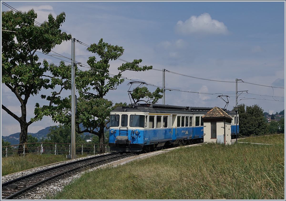 Der MOB ABDe 8/8 4004 Fribourg bei seiner der kleinen Haltestelle Châtelard VD. 8. August 2018