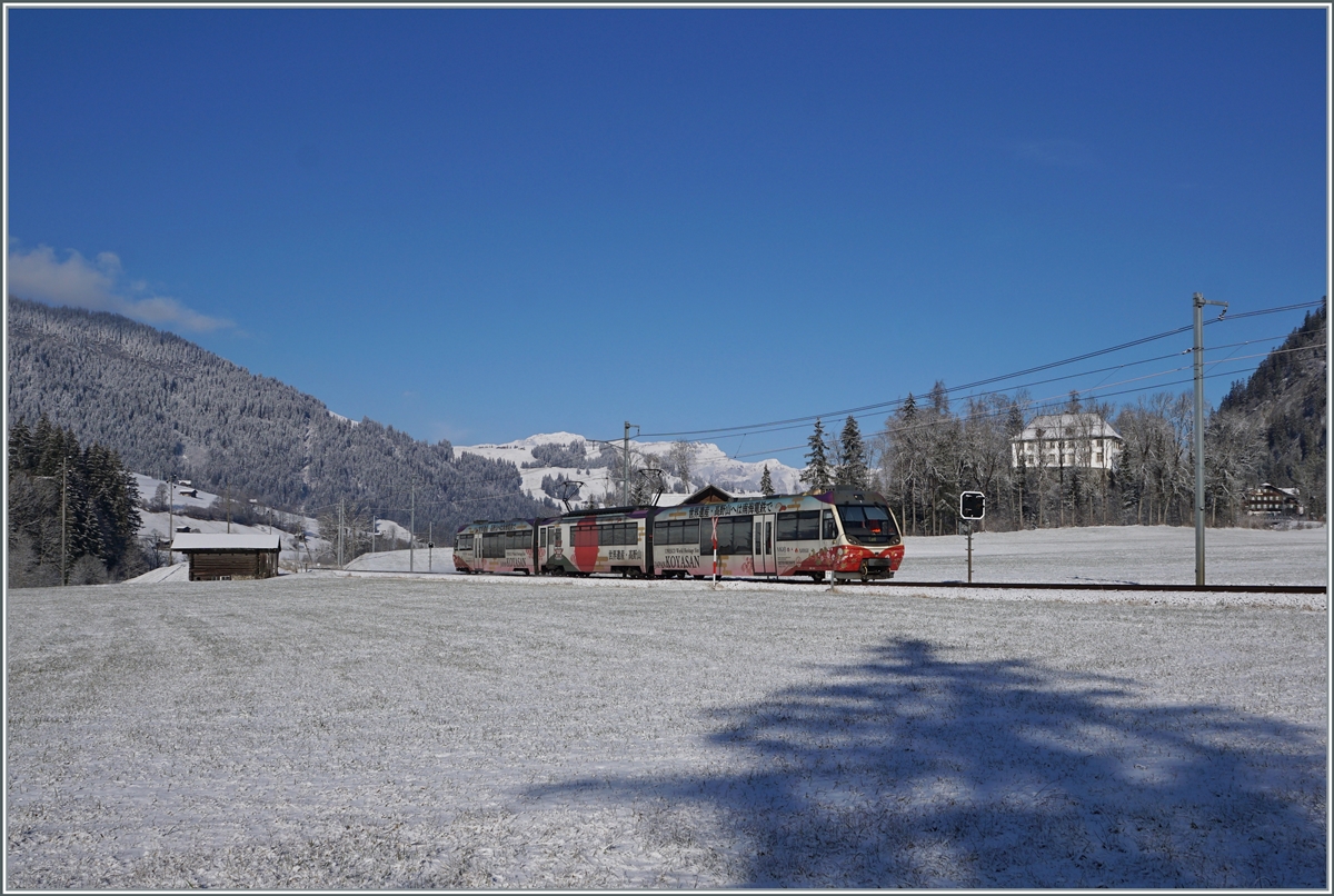 Der MOB Be 4/4 5002  Nankai  ist mit seinen beiden Steuerwagen zwischen Stöckli und Blankenburg auf dem Weg von Zweisimmen nach der Lenk im Simmental.

3. Dezember 2020 
