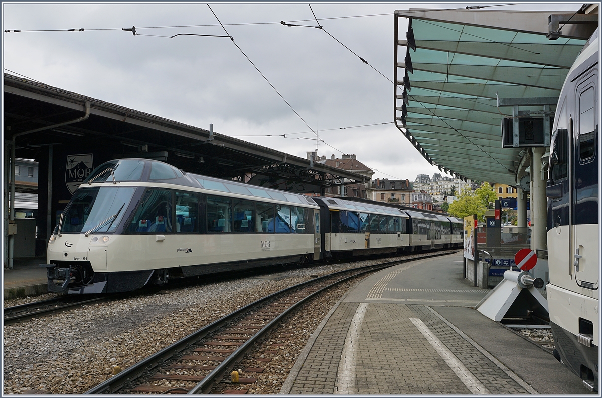 Der MOB Panoramic Express wartet in Montreux auf die Abfahrt.

14. Mai 2020