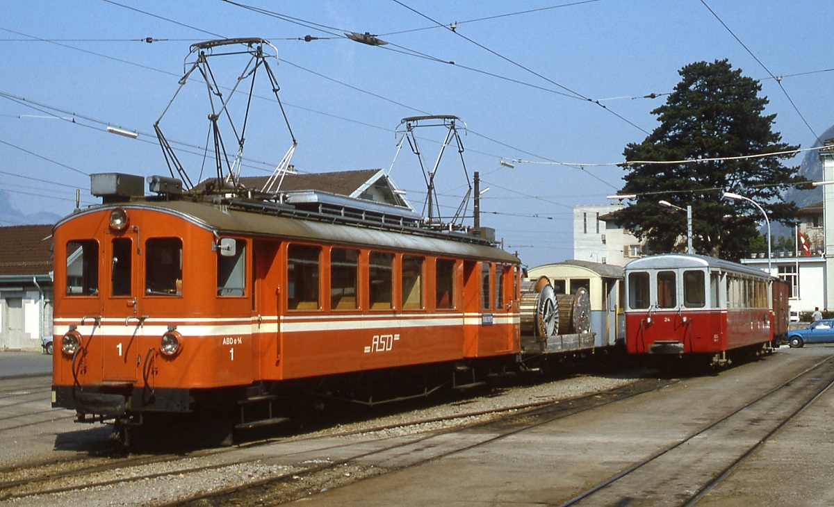 Der modernisierte ABDe 4/4 1 der ASD im Mai 1980 auf dem Bahnhofsvorplatz in Aigle, daneben ein Beiwagen der AOMC.